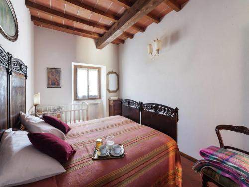 Katil atau katil-katil dalam bilik di Farmhouse in Casentino with Pool & Jacuzzi