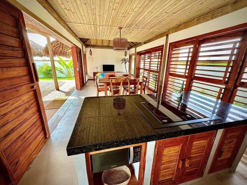 eine Küche mit Arbeitsplatte und ein Esszimmer in der Unterkunft Vila Carnaúba - Piscina e luxo in Fortim