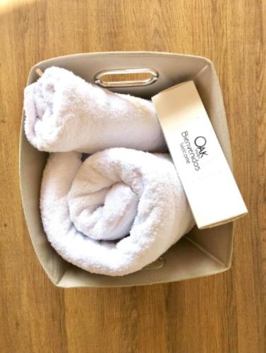 a box with a white towel and a tag in it at Oak 2B Loft Ejecutivo en zona 10 in La Aurora