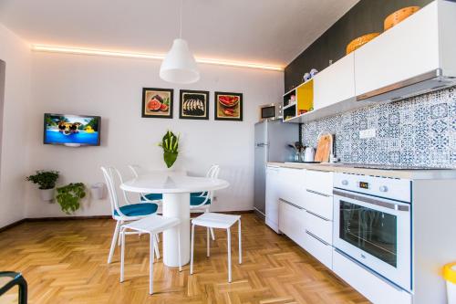 Kuchyň nebo kuchyňský kout v ubytování Grand View Apartments