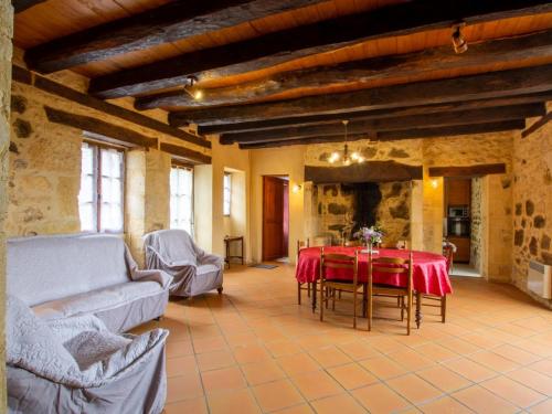 - un salon avec une table et des chaises rouges dans l'établissement Maison 3 chambres avec jardin à Domme - FR-1-616-48, à Domme