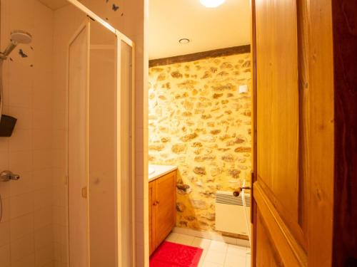 une salle de bain avec une douche à l'italienne et un lavabo dans l'établissement Maison 3 chambres avec jardin à Domme - FR-1-616-48, à Domme