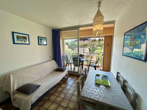 un salon avec un canapé et une table dans l'établissement Studio-Cabine 4 Pers. Argelès-sur-Mer avec Piscine - FR-1-388-241, à Argelès-sur-Mer