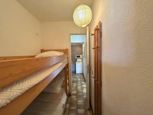- une chambre avec des lits superposés et un couloir dans l'établissement Studio-Cabine 4 Pers. Argelès-sur-Mer avec Piscine - FR-1-388-241, à Argelès-sur-Mer