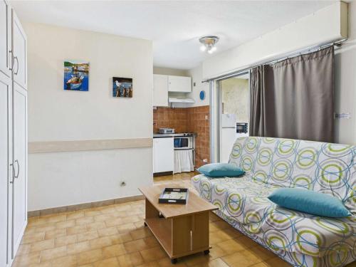 un salon avec un canapé et une table dans l'établissement Studio cabine 4 pers, véranda, parking privé - Marseillan-Plage - FR-1-326-854, à Marseillan