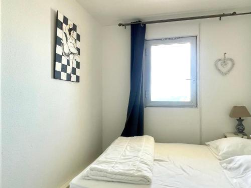 une chambre avec un lit et une fenêtre dans l'établissement Superbe appartement avec piscine et parking sécurisé - FR-1-748-33, à Canet