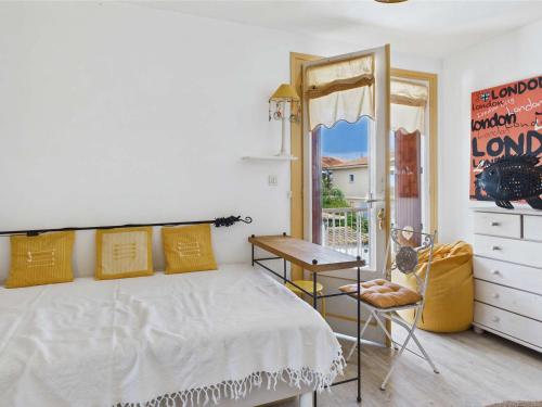 une chambre avec un lit, un bureau et une fenêtre dans l'établissement Appartement 3 pièces avec terrasse à Marseillan-Plage - FR-1-326-858, à Marseillan