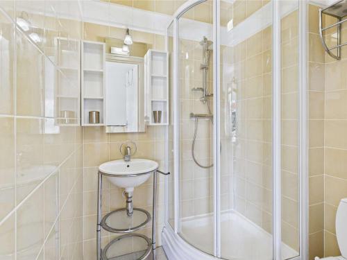 une salle de bain avec douche et lavabo dans l'établissement Appartement 3 pièces avec terrasse à Marseillan-Plage - FR-1-326-858, à Marseillan