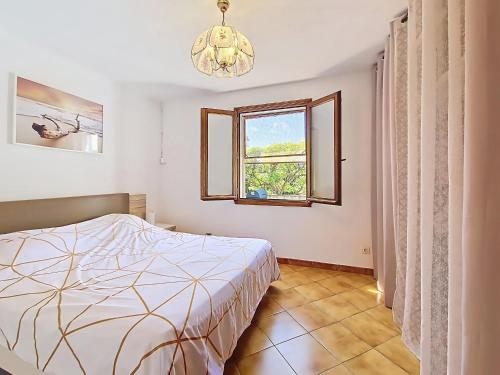 ein Schlafzimmer mit einem Bett und einem Fenster in der Unterkunft Villa à Callian avec Piscine Privée, Jardin, 2 Chambres, 4 Pers - FR-1-779-13 in Callian