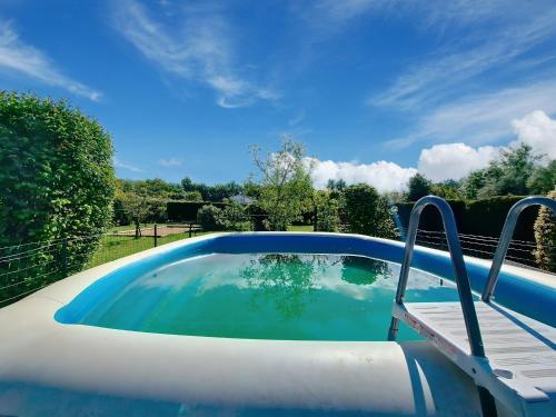 ein Pool mit einer Bank daneben in der Unterkunft Villa à Callian avec Piscine Privée, Jardin, 2 Chambres, 4 Pers - FR-1-779-13 in Callian