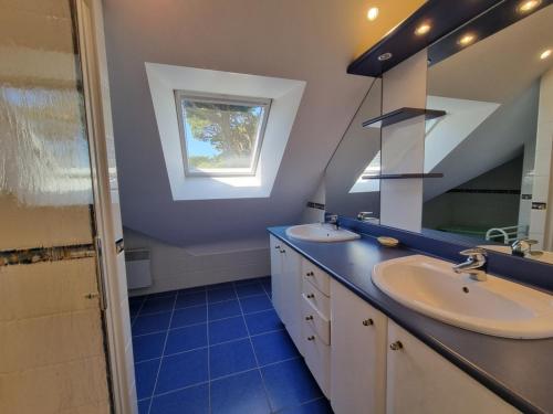a bathroom with two sinks and a window at Maison moderne 8 pers à St Gildas de Rhuys, près du bourg et falaises - FR-1-775-29 in Saint-Gildas-de-Rhuys