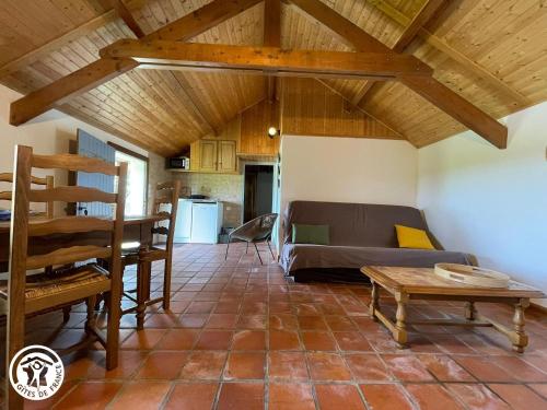 un salon avec un canapé et une table dans l'établissement Charmante chaumière traditionnelle dans le Marais breton - FR-1-426-584, à Beauvoir-sur-Mer