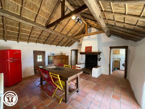 Photo de la galerie de l'établissement Séjour Authentique en Bourrines Traditionnelles à Beauvoir-sur-Mer - FR-1-426-583, à Beauvoir-sur-Mer