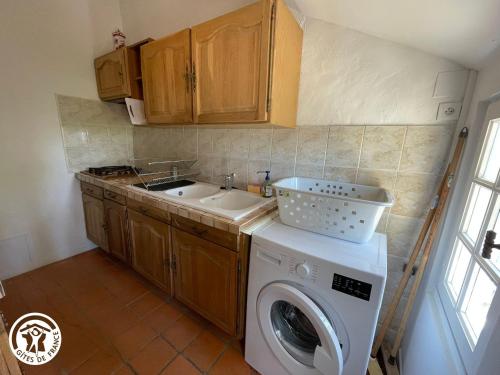 eine Küche mit Waschmaschine und Spüle in der Unterkunft Séjour Authentique en Bourrines Traditionnelles à Beauvoir-sur-Mer - FR-1-426-583 in Beauvoir-sur-Mer