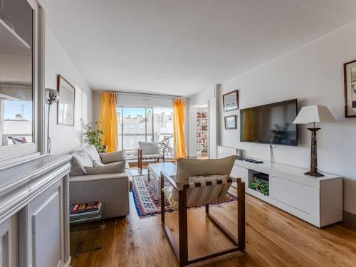 un salon avec un canapé et une télévision dans l'établissement Arcachon : T3 Confortable à 80m Plage - Parking Inclus - FR-1-433-141, à Arcachon
