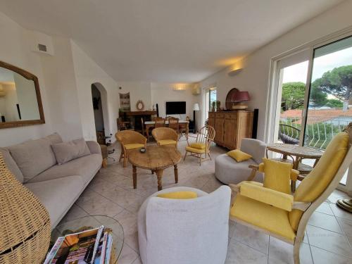 Photo de la galerie de l'établissement Villa spacieuse avec piscine et clim, proche plage - FR-1-100-359, à Cavalaire-sur-Mer