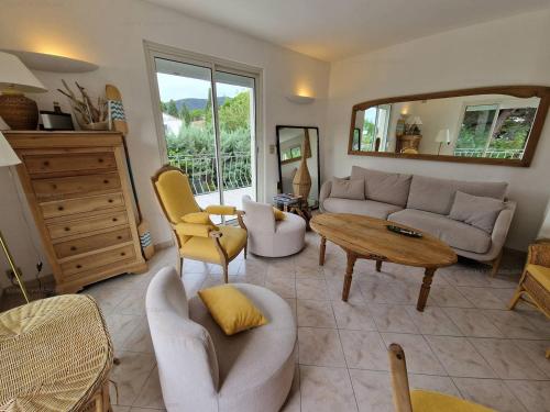 Photo de la galerie de l'établissement Villa spacieuse avec piscine et clim, proche plage - FR-1-100-359, à Cavalaire-sur-Mer