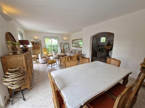 Photo de la galerie de l'établissement Villa spacieuse avec piscine et clim, proche plage - FR-1-100-359, à Cavalaire-sur-Mer