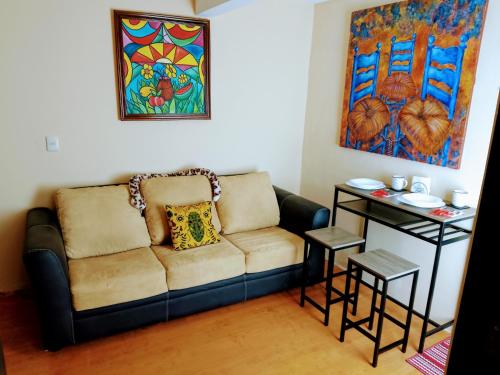 a living room with a couch and a table at Loft con sala, desayunador y baño in Lomas de Angelopolis