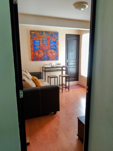 a living room with a couch and a table at Loft con sala, desayunador y baño in Lomas de Angelopolis