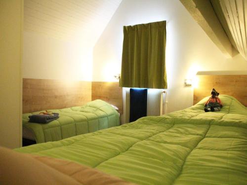 - une chambre d'hôtel avec 2 lits et un ours en peluche au-dessus dans l'établissement Apartment in Loire Valley near Château Amboise, à Amboise