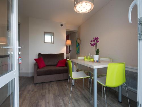 Ruang duduk di Apartment on Opal Coast near Protected Beach