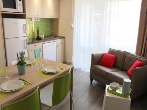 Dapur atau dapur kecil di Apartment on Opal Coast near Protected Beach