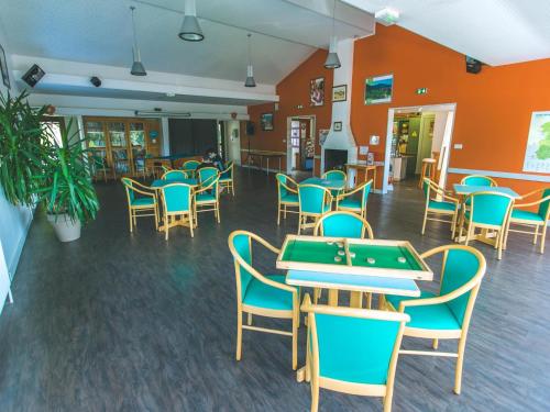 un restaurant avec tables de billard et chaises dans l'établissement Apartment in Alsace with Heated Pool & Sauna, à Saales