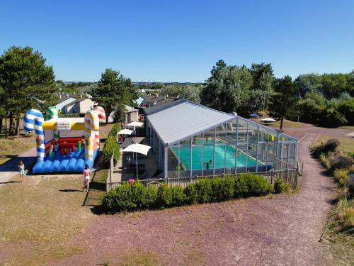 Πισίνα στο ή κοντά στο Gîte in Normandy near Sandy Beach