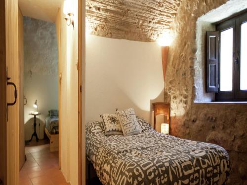 una camera da letto con un letto in una stanza di Apartment in Girona near the Beach a Girona