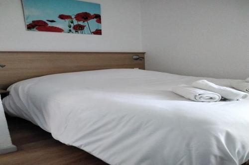 un lit blanc avec deux serviettes dessus dans l'établissement Apartment in Saâles with Heated Pool, à Saales