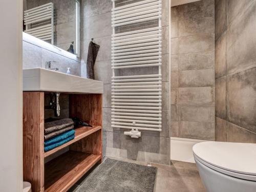 Ένα μπάνιο στο Farmhouse in Kootstertille with Bubble Bath