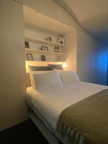 Postel nebo postele na pokoji v ubytování Central Lakeview Apt near CBD & ANU Free Parking