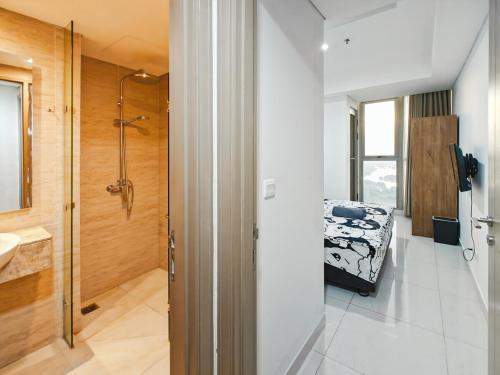 Ένα μπάνιο στο Cozy Gold Coast 1BR PIK Apt with Pool & Gym by 2ndHome