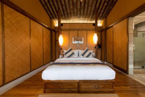 Una cama o camas en una habitación de Ganzhou Banjiangxia Homestay
