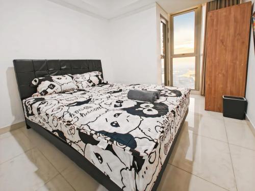 Ένα ή περισσότερα κρεβάτια σε δωμάτιο στο Cozy Gold Coast 1BR PIK Apt with Pool & Gym by 2ndHome