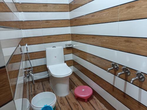 a bathroom with a toilet and a sink at Kanasar Home Stay in Chakrāta