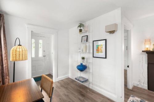 Χώρος καθιστικού στο 2BR Apartment near Providence