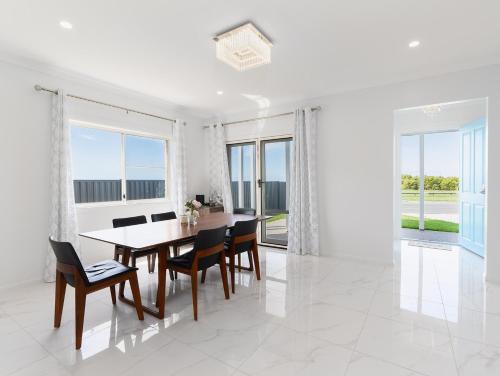 Kuvagallerian kuva majoituspaikasta Thorneside seaside dream home near the blue sea, joka sijaitsee kohteessa Birkdale