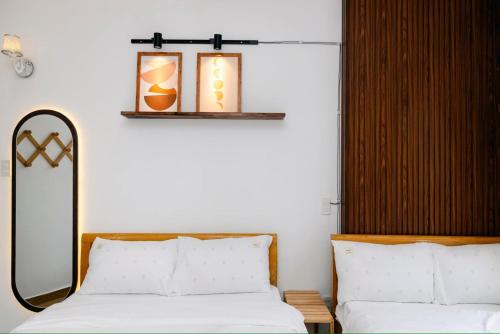 Rúm í herbergi á 05 Đoàn Thị Điểm Hotel