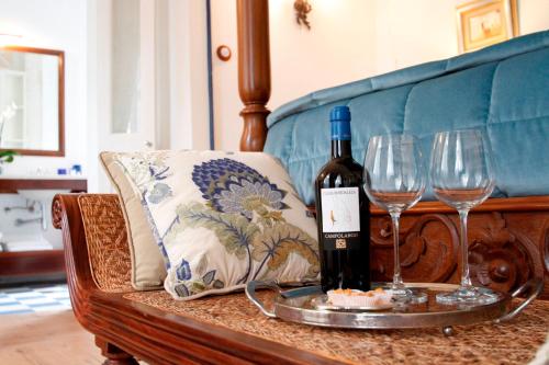 a bottle of wine and two glasses on a table at Casa de Mogofores in Anadia