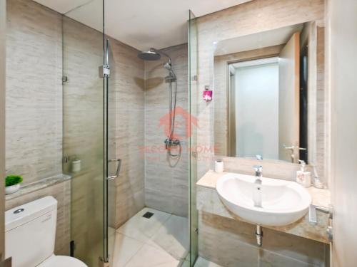 Ένα μπάνιο στο Cozy 1BR Gold Coast PIK with Pool, Gym, Netflix by 2ndHome