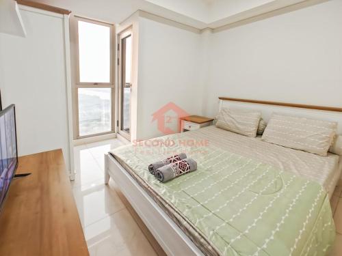 Ένα ή περισσότερα κρεβάτια σε δωμάτιο στο Cozy 1BR Gold Coast PIK with Pool, Gym, Netflix by 2ndHome