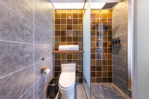 a bathroom with a toilet and a shower at Atour X Hotel Beijing Daxing Airport Wildlife Park in Daxing