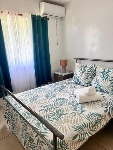 Una cama o camas en una habitación de Te Anuanua Lodge
