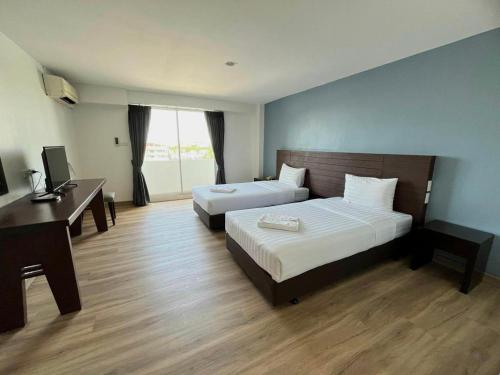 Postel nebo postele na pokoji v ubytování Laemchabang City Hotel