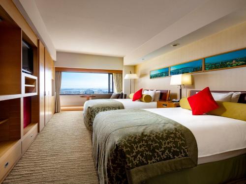 Una cama o camas en una habitación de Kobe Portopia Hotel