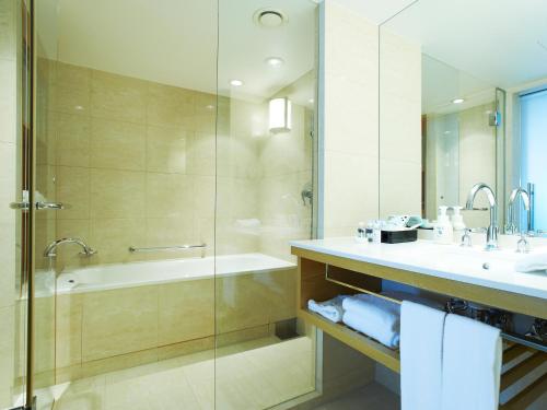 Un baño de Kobe Portopia Hotel