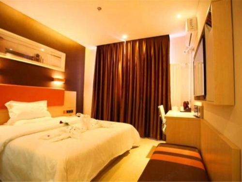 a hotel room with a bed and a window at 7 Days Premium Beijing Dabaotai Metro Station Luhua Road in Beijing