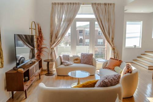 Μια τηλεόραση ή/και κέντρο ψυχαγωγίας στο 2-Unit Condo in the Vibrant NuLu District